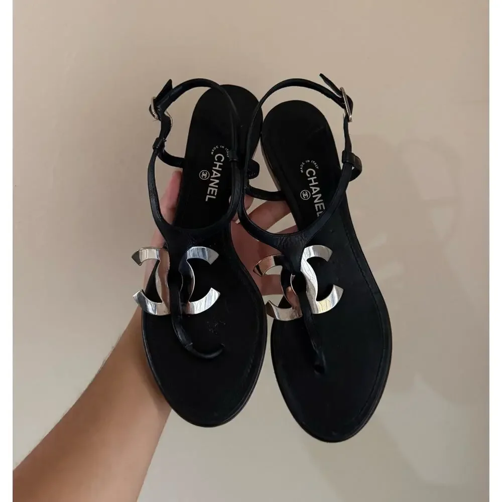 Vintage CHANEL black leather Thong sandals with Large CC metal logo sz 8.5